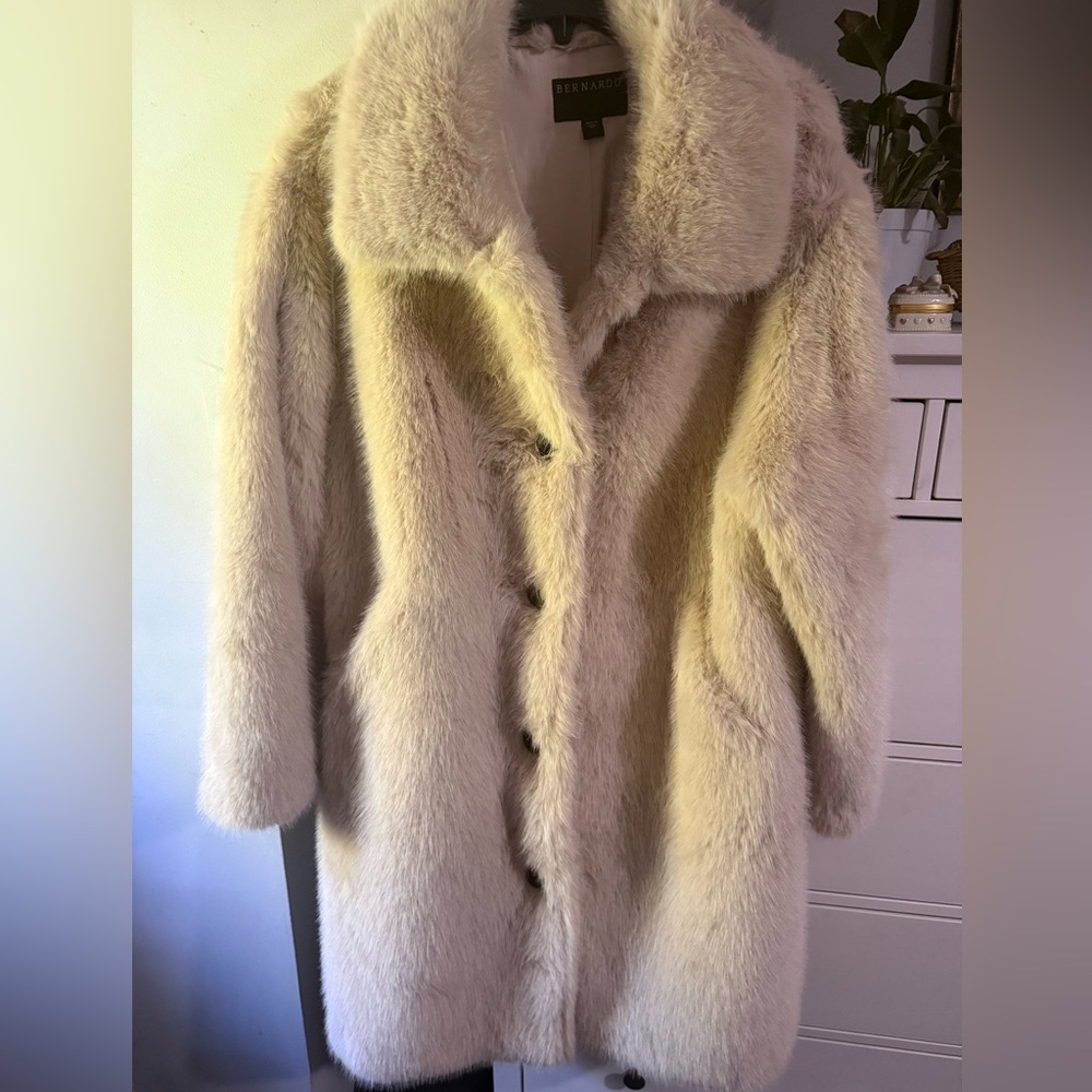 Gorgeous cream color faux fur coat NEW - Picture 6 of 9